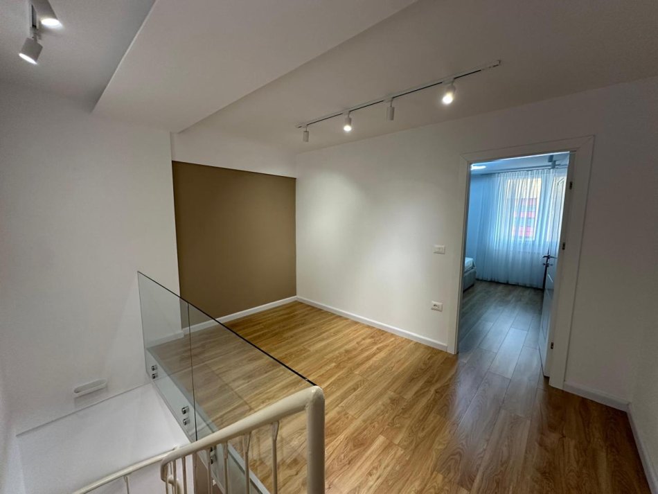Tirane, jepet me qera apartament duplex 2+1+Ballkon Kati 3, 110 m² 1.500 € (QENDER)