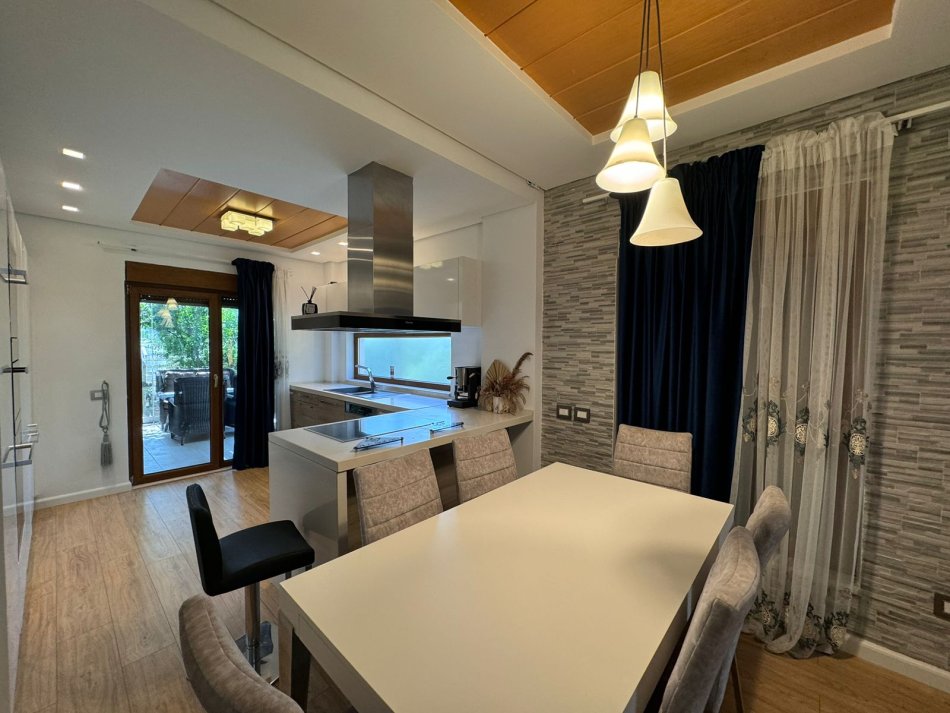 Tirane, jepet me qera apartament 3+1+Aneks+Ballkon Kati 0, 224 m² 3.000 € (LUNDER)
