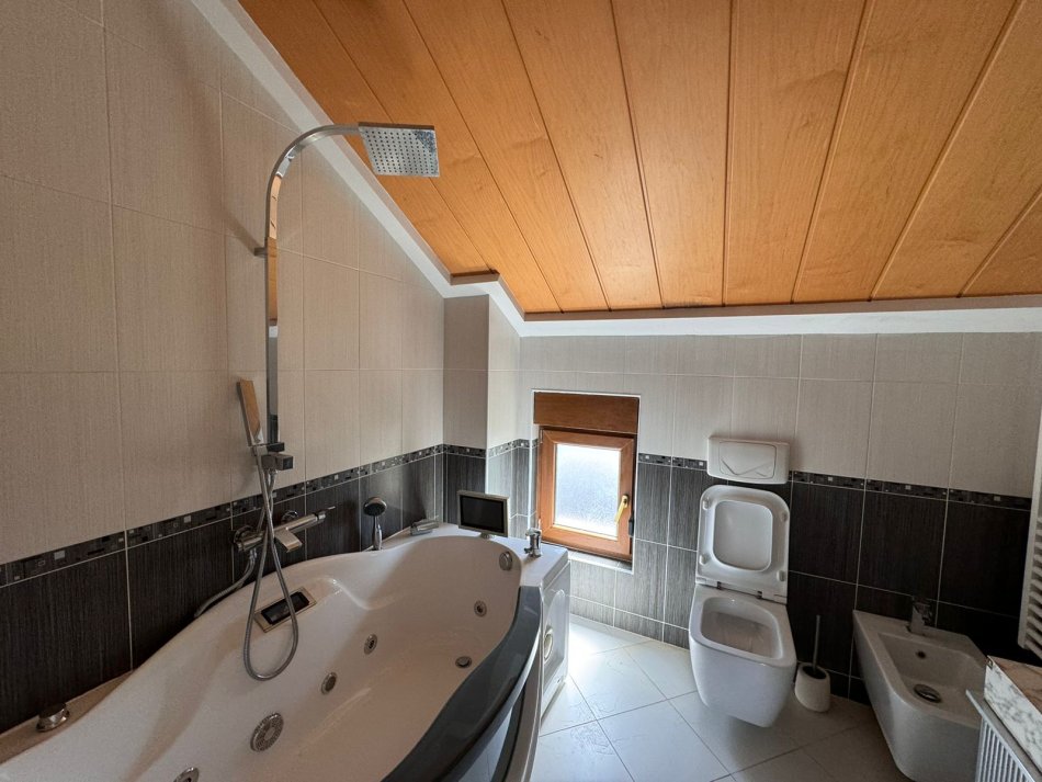 Tirane, jepet me qera apartament 3+1+Aneks+Ballkon Kati 0, 224 m² 3.000 € (LUNDER)