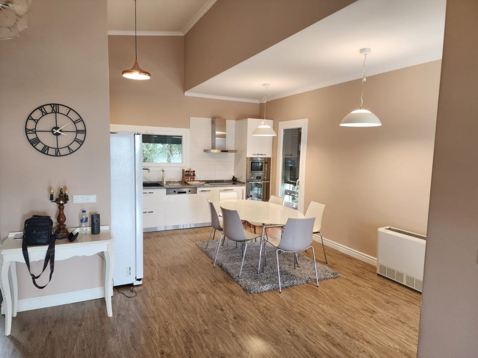 Tirane, jepet me qera Vile 3+1+Ballkon Kati 0, 220 m² 2.000 € (TEG)