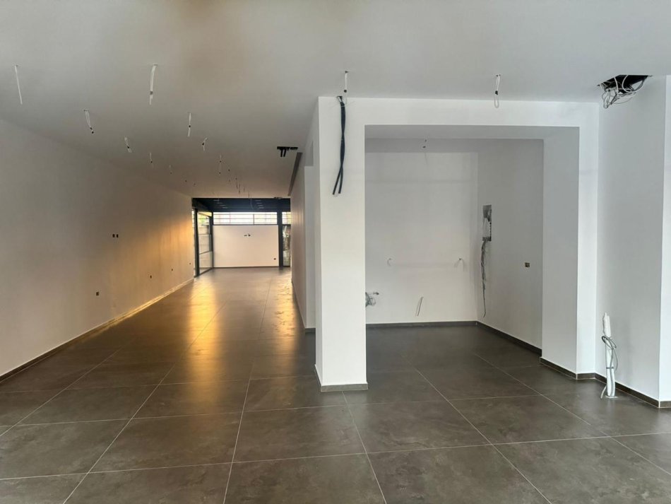 Tirane, jepet me qera ambjent biznesi Kati 0, 130 m² 2.400 € (Kristal Center)