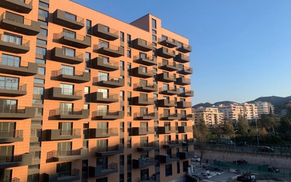 Tirane, jepet me qera ambjent biznesi Kati 8, 120 m² 800 € (Kompleksi Olimpik Komuna Parisit)