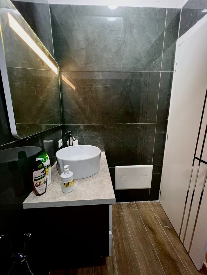 Tirane, jepet me qera apartament 1+1+Ballkon Kati 6, 48 m² 450 € (Rruga Hoxha Tahsim)