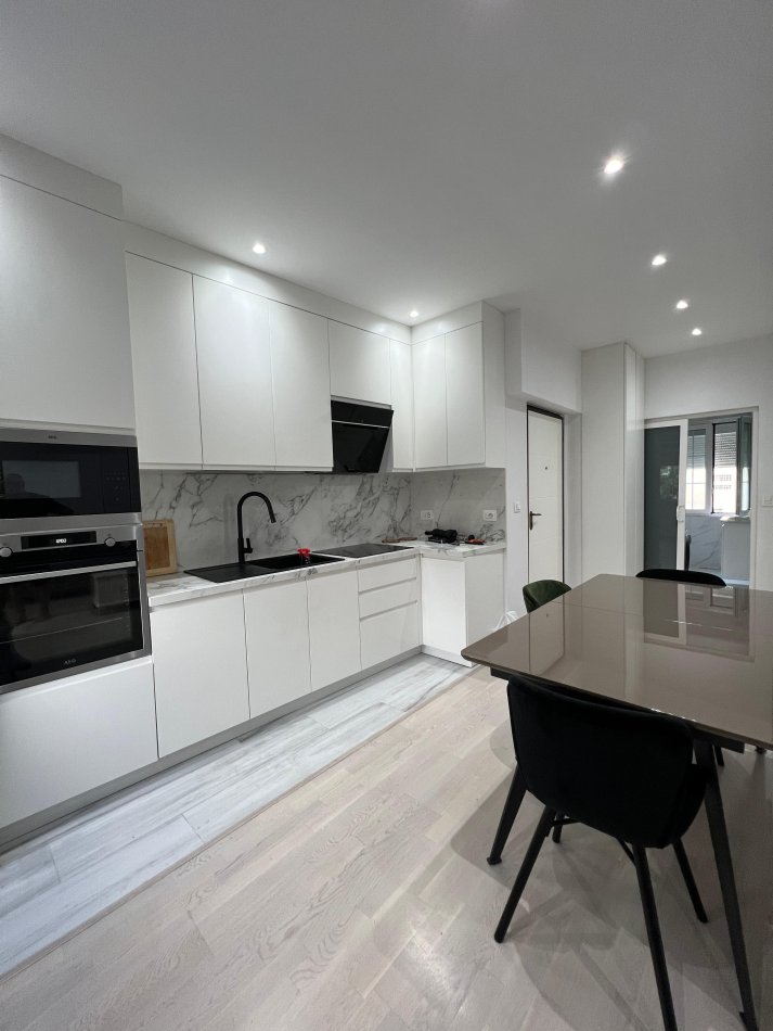 Tirane, jepet me qera apartament 1+1+Ballkon Kati 3, 55 m² 600 € (Rruga Bardhyl)
