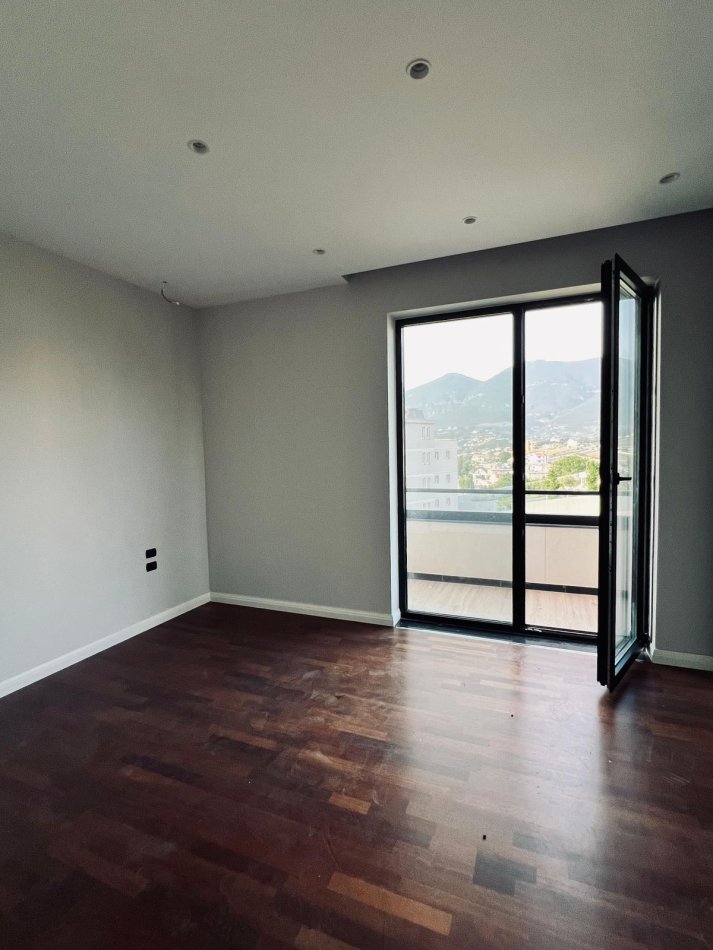 Tirane, jepet me qera Vile 3 Katshe Kati 4, 1.000 m² 3.500 € (Farke)