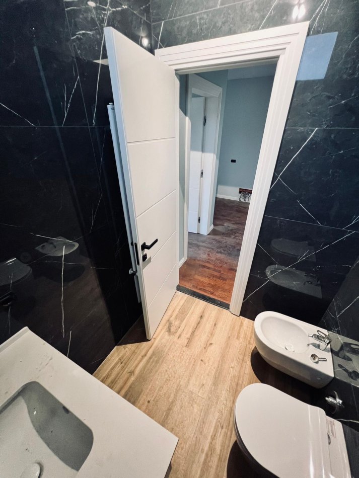 Tirane, jepet me qera Vile 3 Katshe Kati 4, 1.000 m² 3.500 € (Farke)