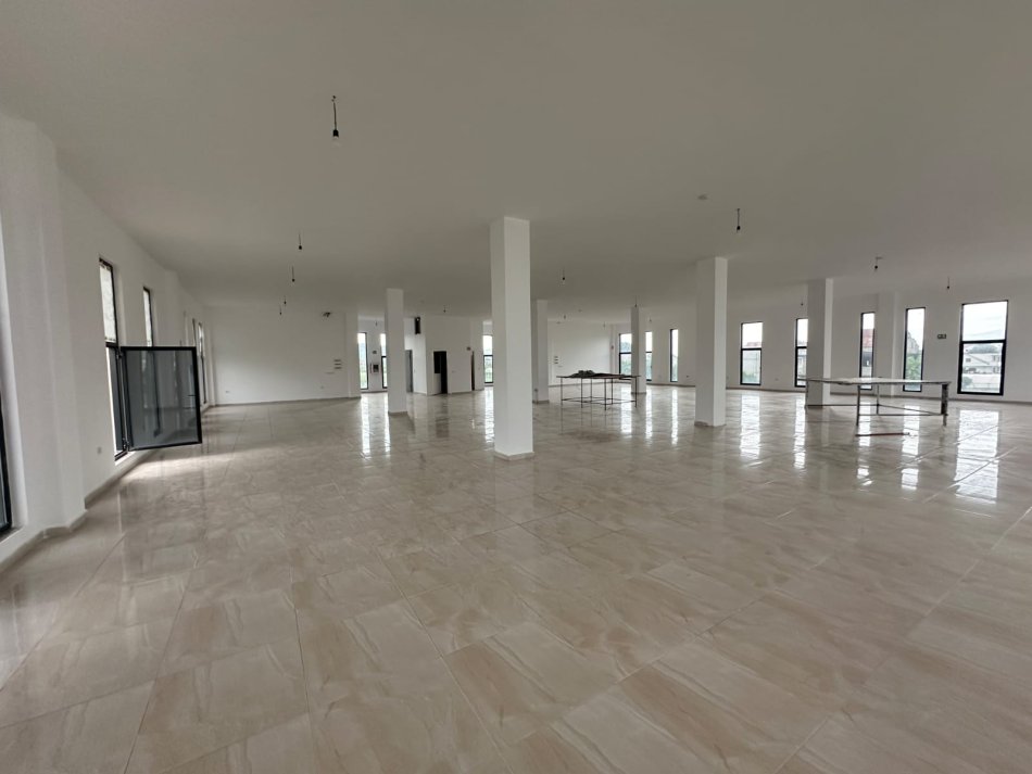 Tirane, jepet me qera ambjent biznesi Kati 3, 1.500 m² 2.500 € (Laknas)