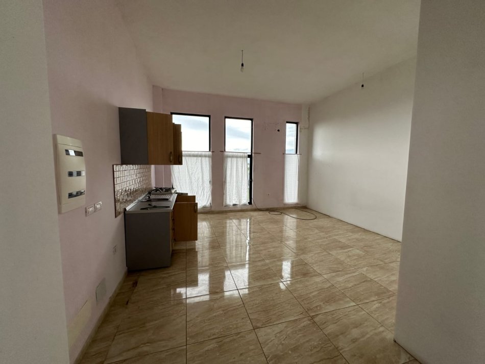Tirane, jepet me qera ambjent biznesi Kati 3, 1.500 m² 2.500 € (Laknas)