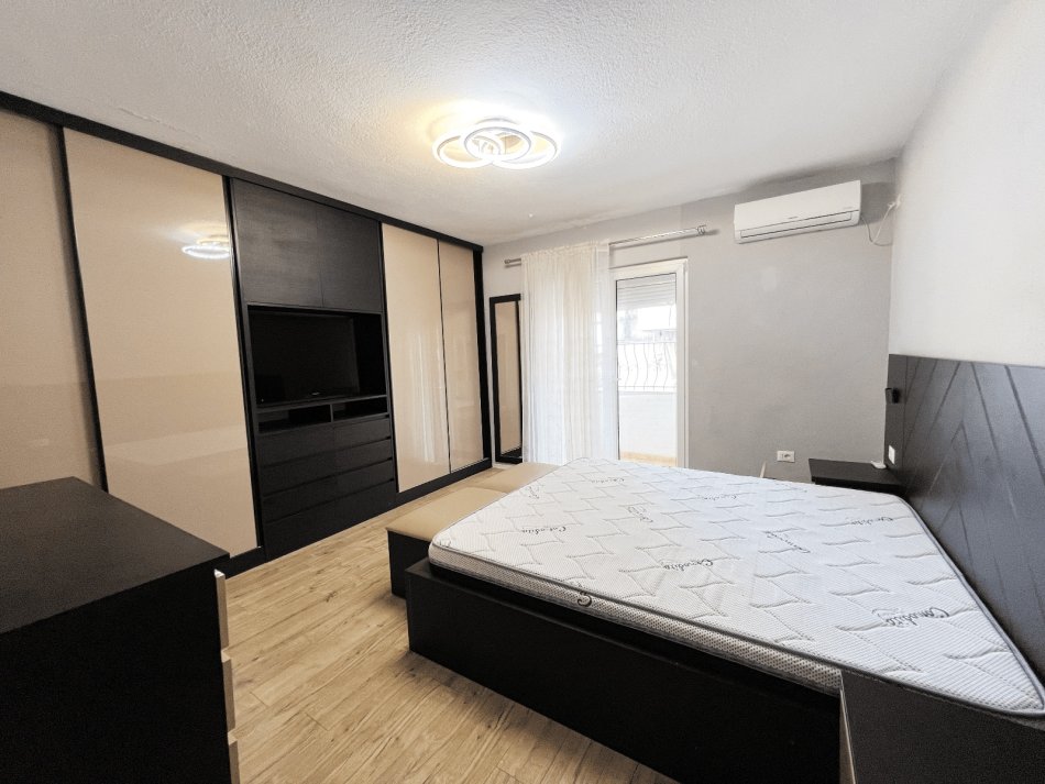 Tirane, jepet me qera 2+1+Ballkon Kati 5, 90 m² 550 € (Sheshi Willson)