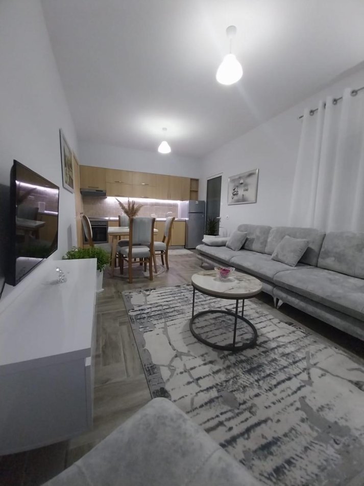 Tirane, jepet me qera apartament 1+1 Kati 3, 600 € (Rruga Bilal Sina)