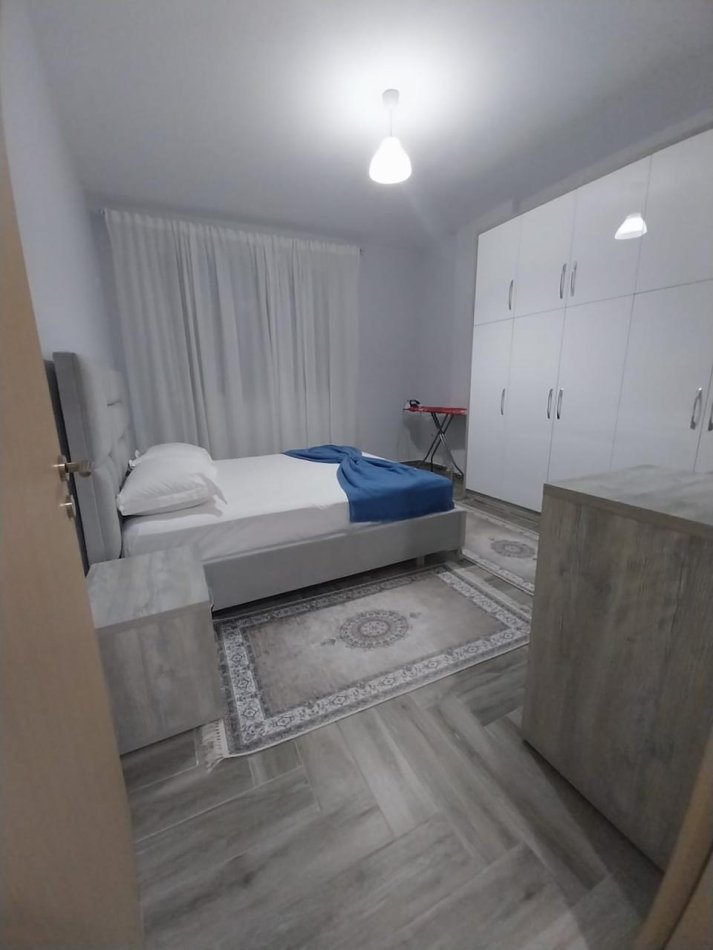 Tirane, jepet me qera apartament 1+1 Kati 3, 600 € (Rruga Bilal Sina)