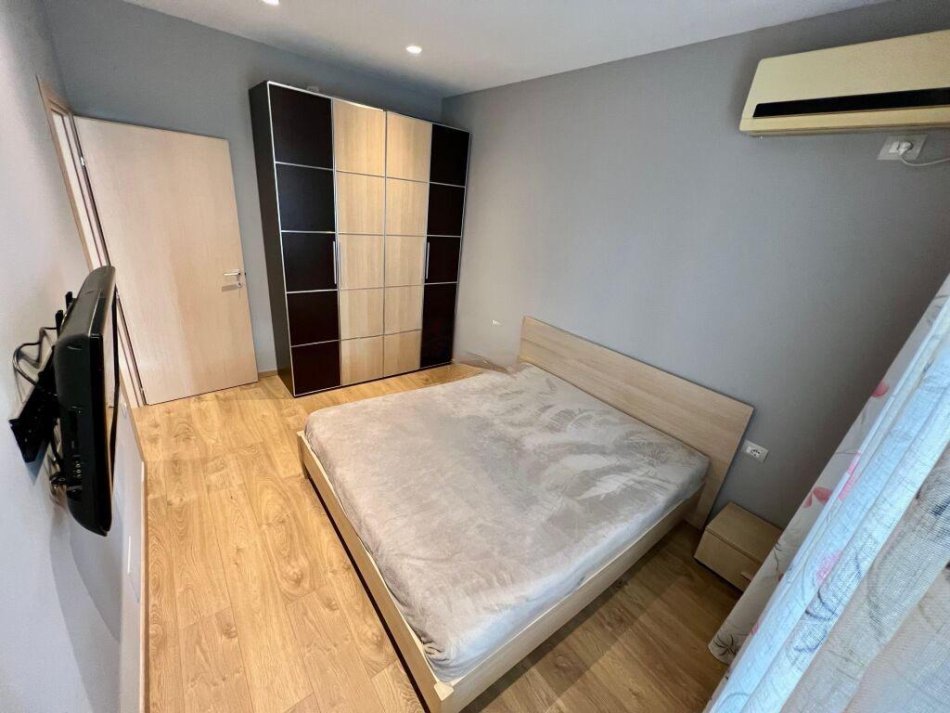 Tirane, jepet me qera apartament 2+1 Kati 10, 90 m² 700 € (Komuna e Parisit)
