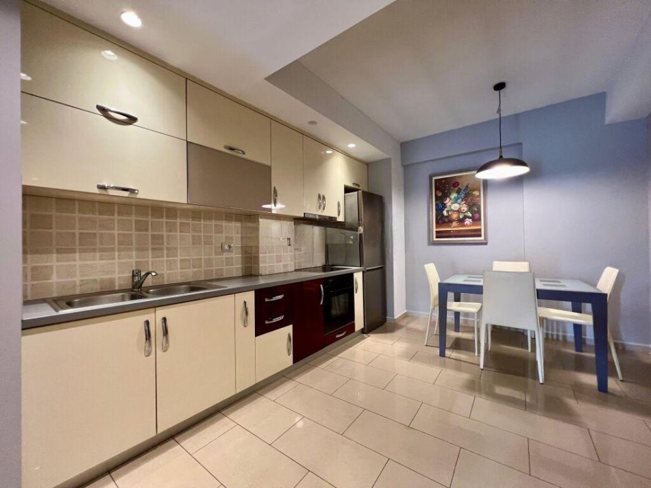 Tirane, jepet me qera apartament 2+1+Ballkon Kati 10, 92 m² 700 € (Komuna e Parisit)