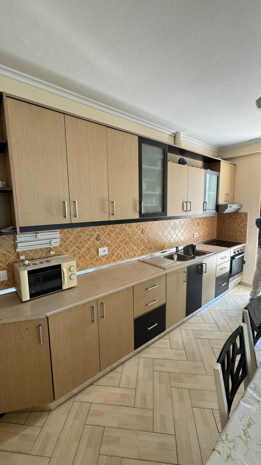 Tirane, jepet me qera apartament 2+1+Ballkon Kati 5, 180 m² 600 € (Frederik Shiroka)