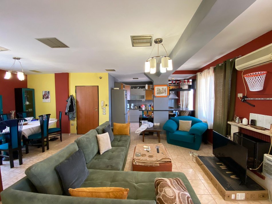 Tirane, shitet apartament 4+1+Aneks+Ballkon Kati 4, 220 m² 285.000 € (Rruga Kodra e Diellit)