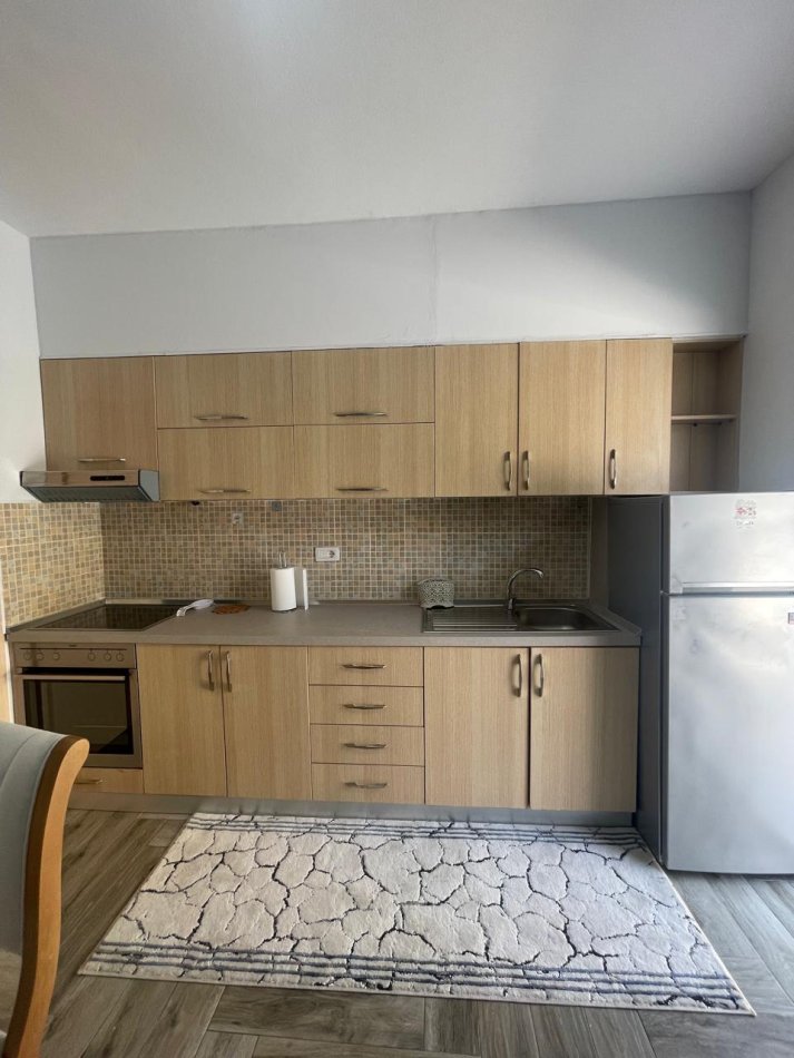 Tirane, jepet me qera 1+1 Kati 3, 70 m² 600 € (Rruga Bilal Sina)