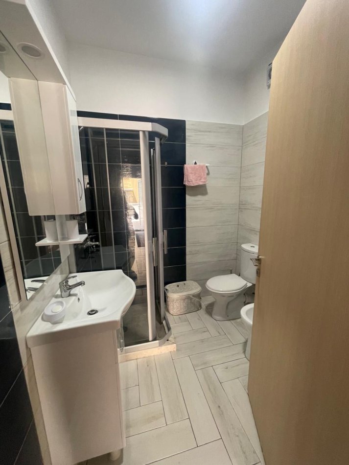 Tirane, jepet me qera 1+1 Kati 3, 70 m² 600 € (Rruga Bilal Sina)