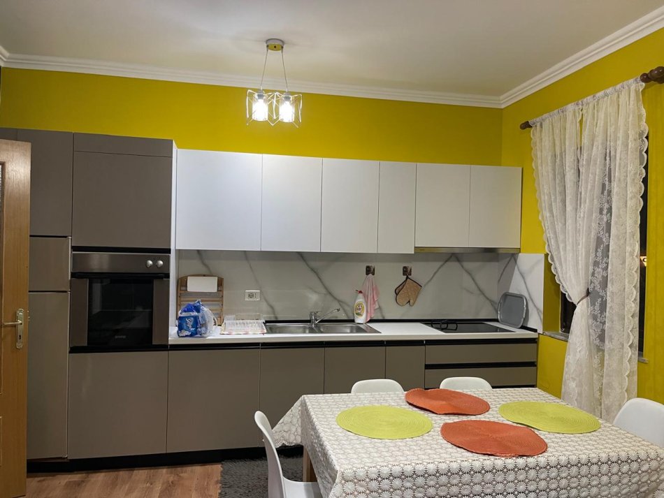 Tirane, jepet me qera 2+1 Kati 1, 100 m² 550 € (Rruga Ferit Xhajko)
