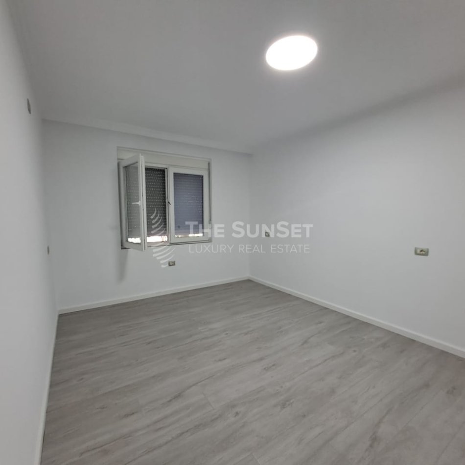 Tirane, Ambient biznesi me qira Kati 2, 83 m² 700 € (Rruga Elbasanit)