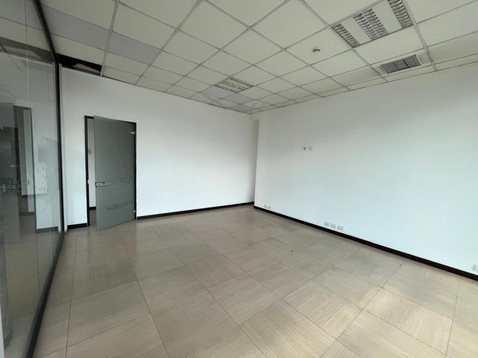 Tirane, jepet me qera ambjent biznesi Kati 6, 230 m² 3.450 € (Rruga e Kavajes)