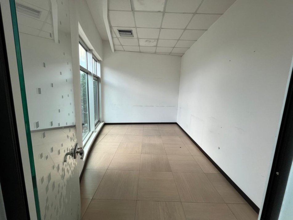Tirane, jepet me qera ambjent biznesi Kati 6, 230 m² 3.450 € (Rruga e Kavajes)