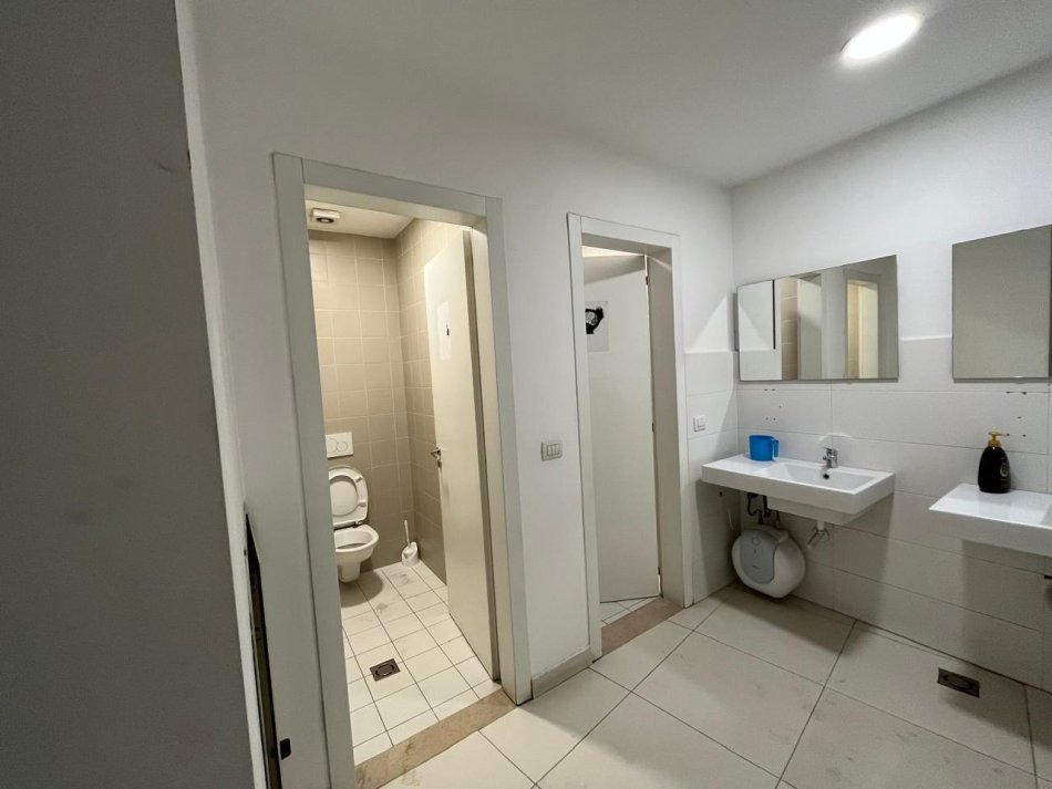 Tirane, jepet me qera ambjent biznesi Kati 6, 230 m² 3.450 € (Rruga e Kavajes)