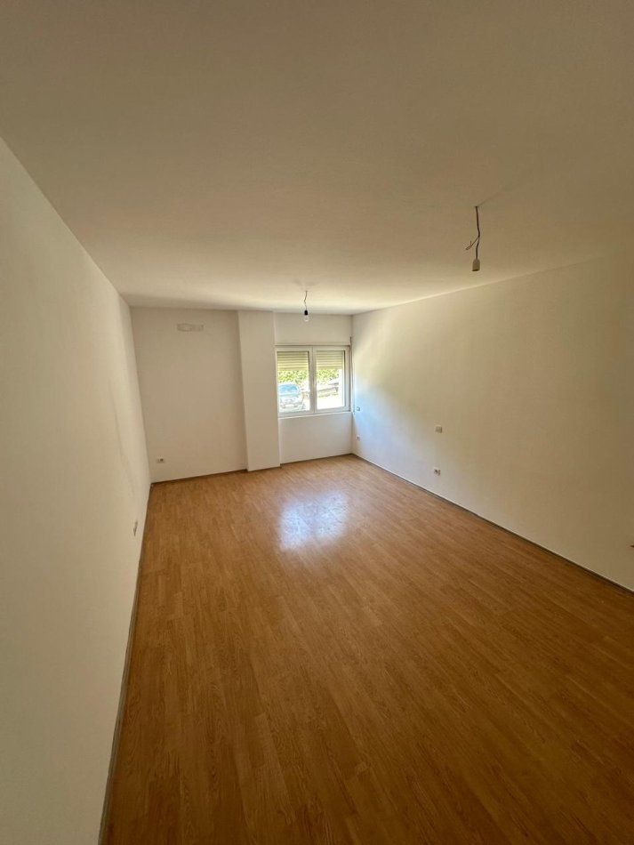 Tirane, shitet apartament 2+1+Ballkon Kati 1, 90 m² 99.000 € (Rruga Dajtit)