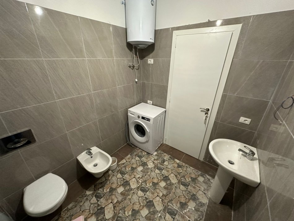 Tirane, shitet apartament 2+1+Ballkon Kati 1, 90 m² 109.000 € (Linze)