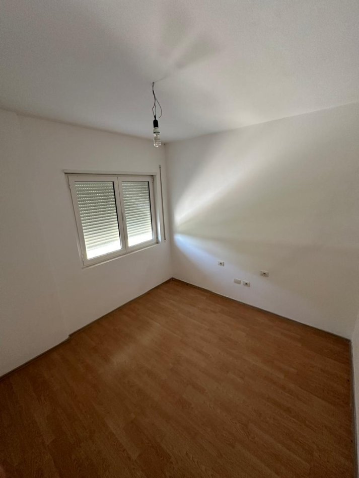 Tirane, shitet apartament 2+1+Ballkon Kati 1, 90 m² 99.000 € (Rruga Dajtit)