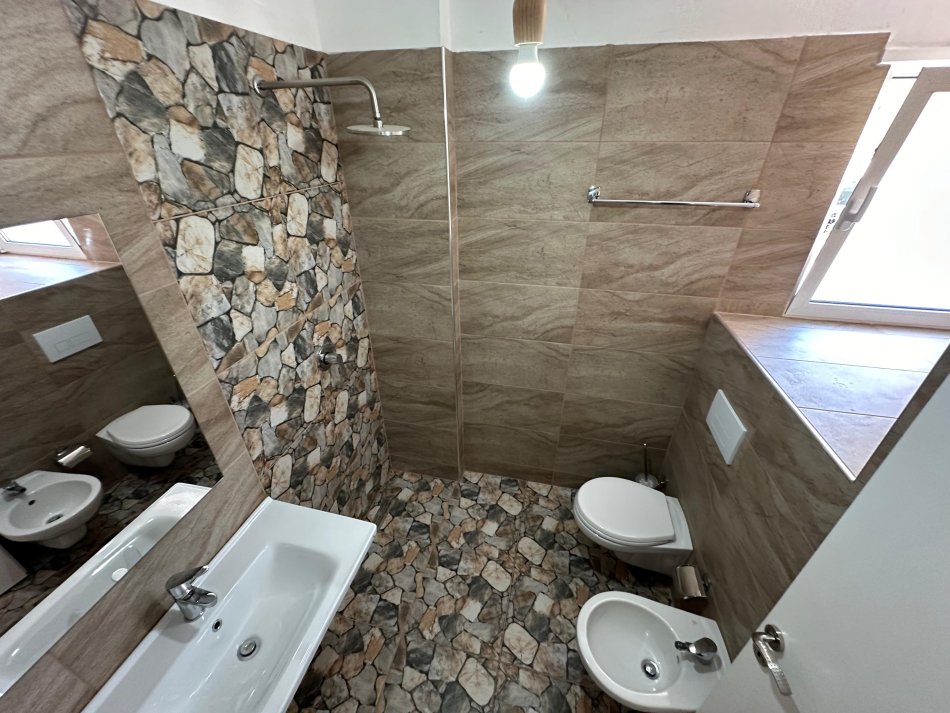 Tirane, shitet apartament 1+1 Kati 2, 64 m² 76.800 € (Rruga Dajtit)