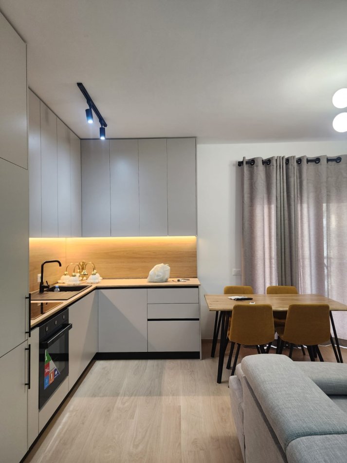Tirane, jepet me qera apartament 1+1+Ballkon Kati 3, 75 m² 850 € (Kompleksi Delijorgji)