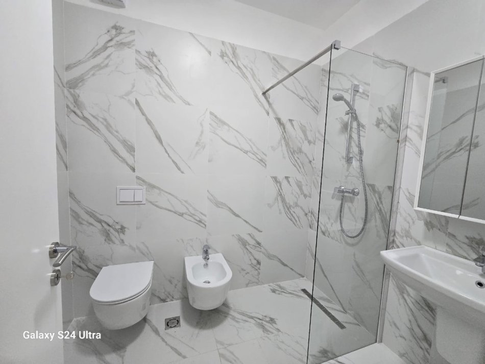 Tirane, jepet me qera apartament 1+1+Ballkon Kati 3, 75 m² 850 € (Kompleksi Delijorgji)
