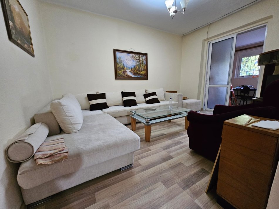 Tirane, jepet me qera apartament 2+1 Kati 1, 82 m² 400 € (Ish Parku Autobuzave)