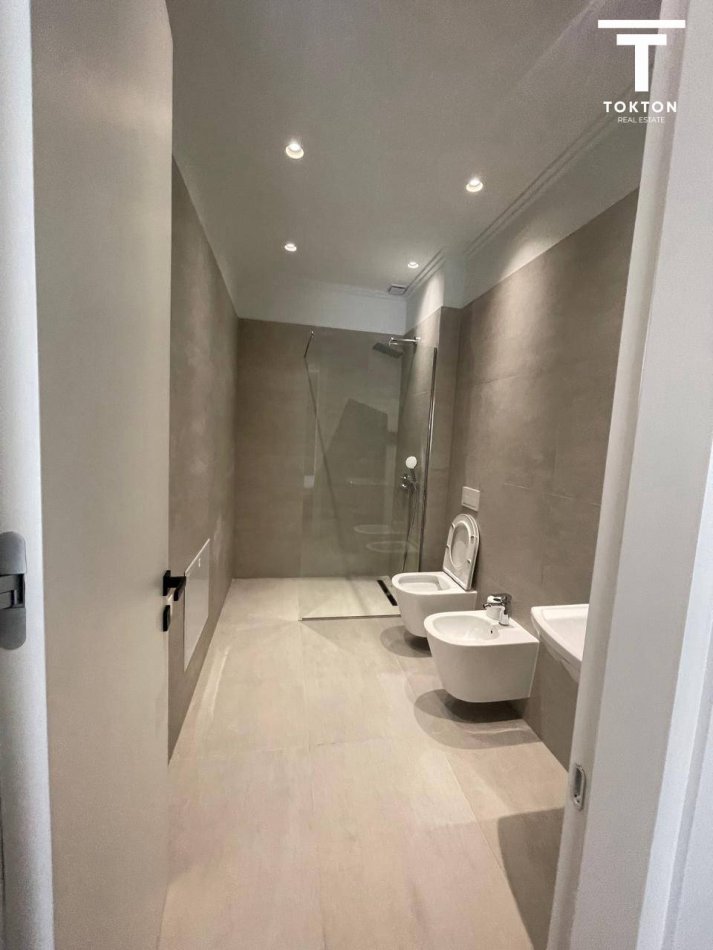 Tirane, jepet me qera apartament 3+1 Kati 1, 150 m² 1.800 € (LIQENI I THATE)