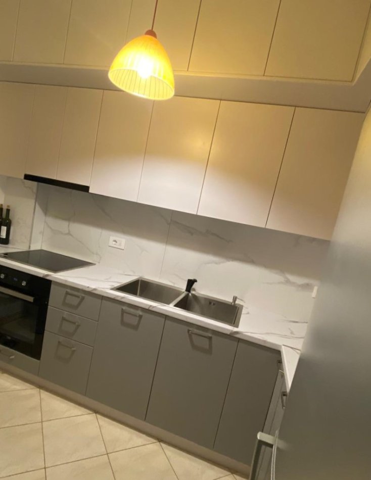 Tirane, jepet me qera apartament 2+1+Ballkon Kati 6, 100 m² 700 € (pallati me shigjeta)
