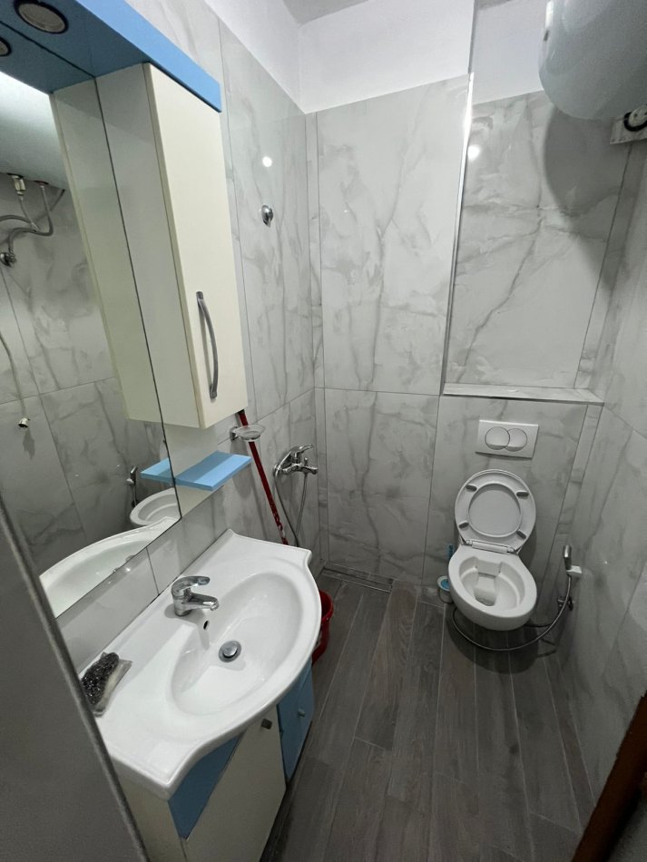 Tirane, jepet me qera apartament 1+1 Kati 3, 40 m² 550 € (Rruga e Barrikadave)