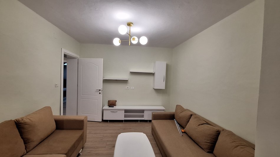 Tirane, jepet me qera apartament 3+1 Kati 2, 100 m² 600 €