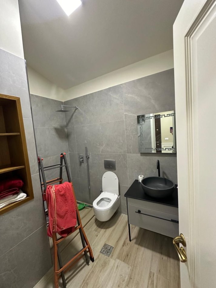 Tirane, jepet me qera apartament 1+1+Ballkon Kati 4, 90 m² 450 € (Fresk)