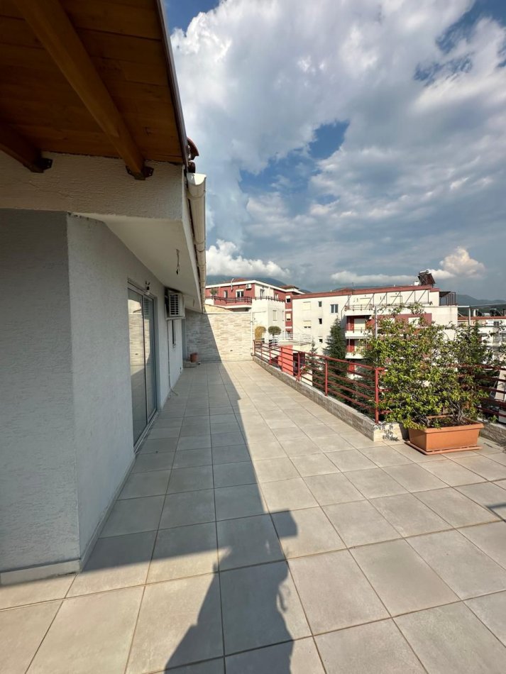 Tirane, jepet me qera apartament 1+1+Ballkon Kati 4, 90 m² 450 € (Fresk)