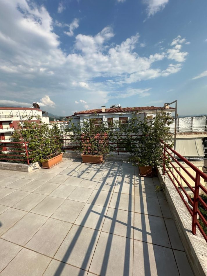 Tirane, jepet me qera apartament 1+1+Ballkon Kati 4, 90 m² 450 € (Fresk)