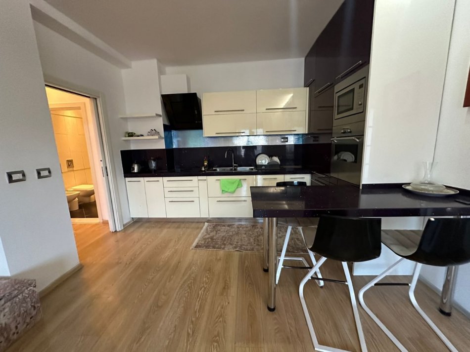 Tirane, jepet me qera apartament 2+1+Ballkon Kati 6, 100 m² 500 € (Afer Maternitetit te Ri)