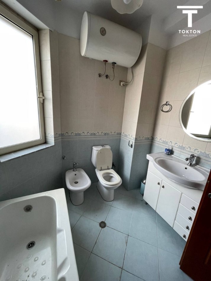 Tirane, jepet me qera 3+1+Ballkon Kati 8, 700 € (KOMUNA PARISIT)