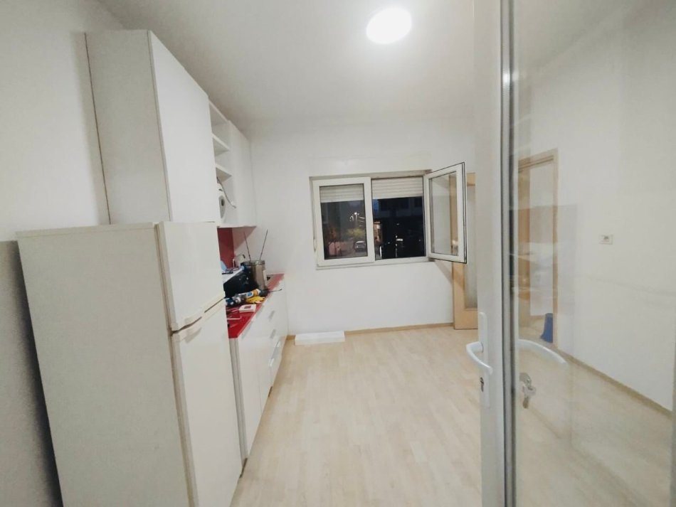 JEPET ME QIRA, APARTAMENT 4+1+2, QENDËR, TIRANË, 1000 EURO/MUAJ