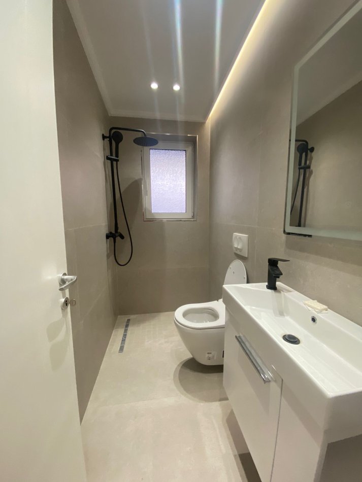 Tirane, jepet me qera apartament 2+1+Ballkon Kati 7, 120 m² 1.500 € (Rruga e Kavajes)