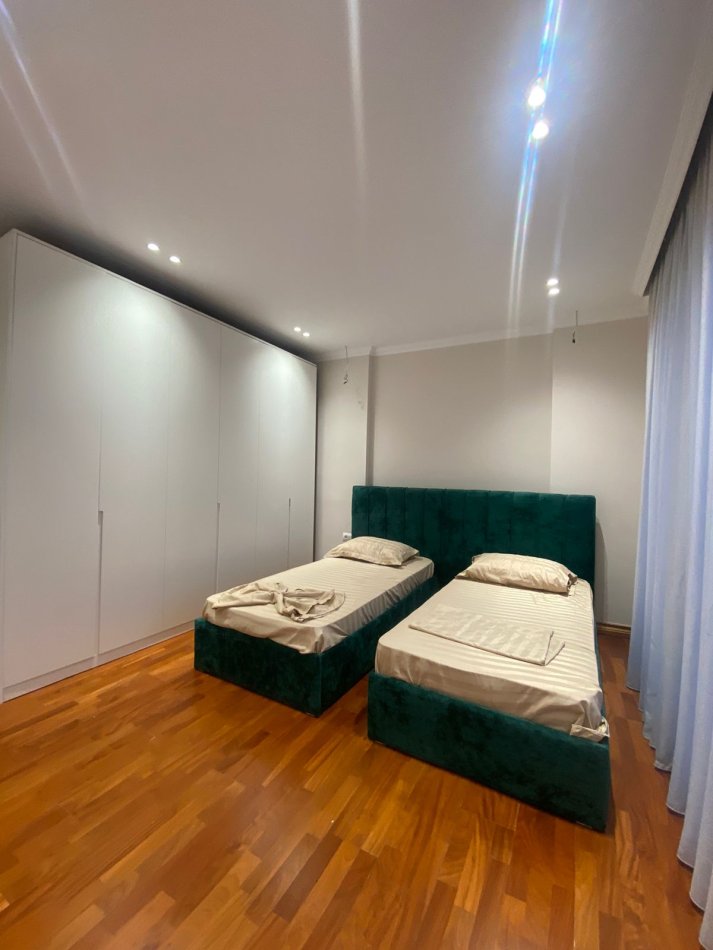 Tirane, jepet me qera apartament 2+1+Ballkon Kati 7, 120 m² 1.500 € (Rruga e Kavajes)