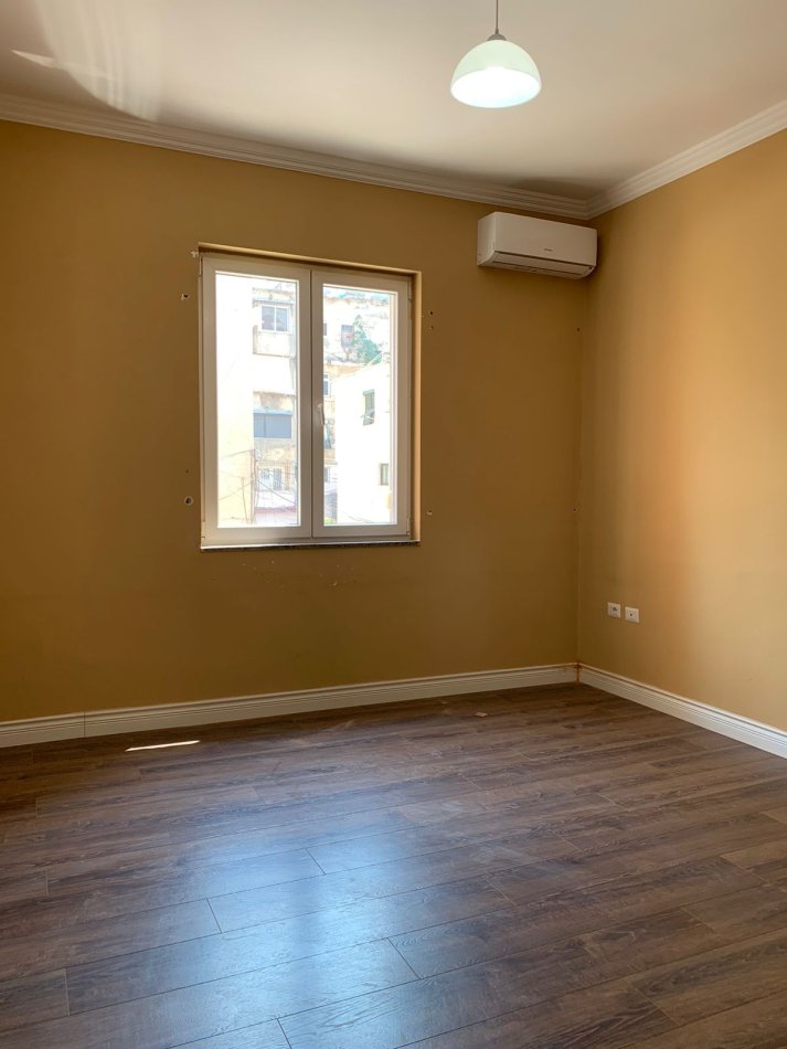 Tirane, jepet me qera apartament 2+1 Kati 2, 94 m² 850 € (Sheshi Wilson) TT 1206