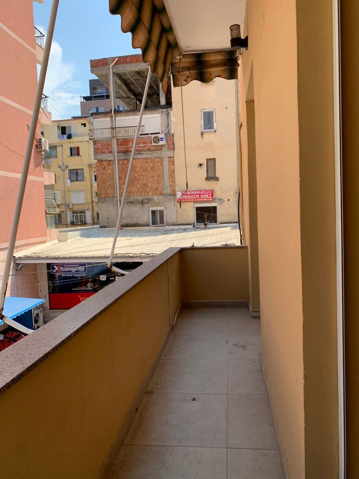 Tirane, jepet me qera apartament 2+1 Kati 2, 94 m² 850 € (Sheshi Wilson) TT 1206