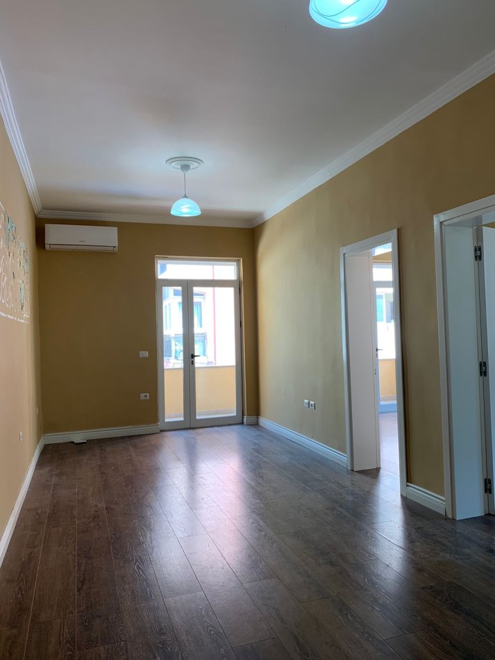 Tirane, jepet me qera apartament 2+1 Kati 2, 94 m² 850 € (Sheshi Wilson) TT 1206
