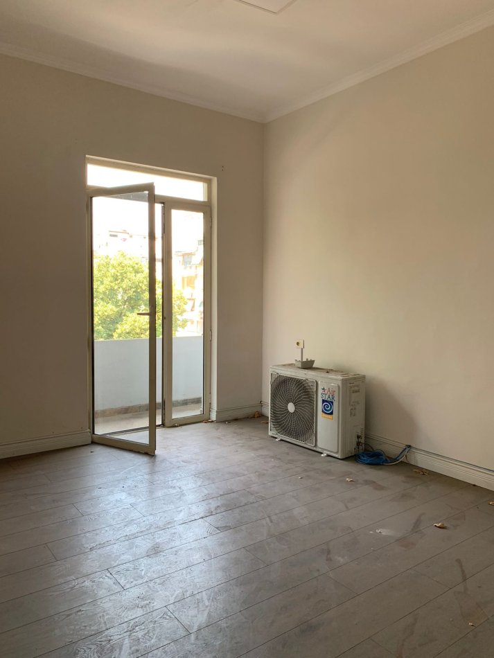 Tirane, jepet me qera apartament 2+1 Kati 3, 96 m² 1.000 € (Sheshi Wilson) TT 1207