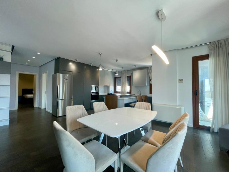 Tirane, jepet me qera apartament 3+1 Kati 4, 170 m² 700 € (Unaza e Re)